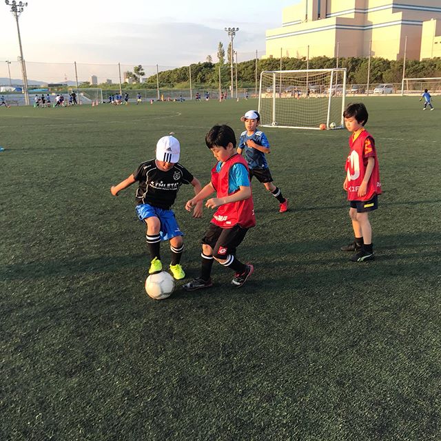 西宮浜サッカースクール。小学生クラス。少しずつ積極性が出てきてゲームも白熱してきてます。http://kodomo-sports.net/blog1/