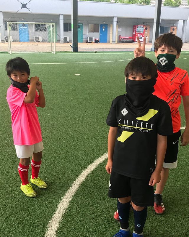 六アイスクール月曜今日もしっかり飛沫防止対策(^^) 【クラウドファンディング挑戦中】兵庫県内の少年サッカーチームに飛沫感染防止効果のある「ネックチューブを寄付」しています。↓https://t.co/YrlIUoO1tQ