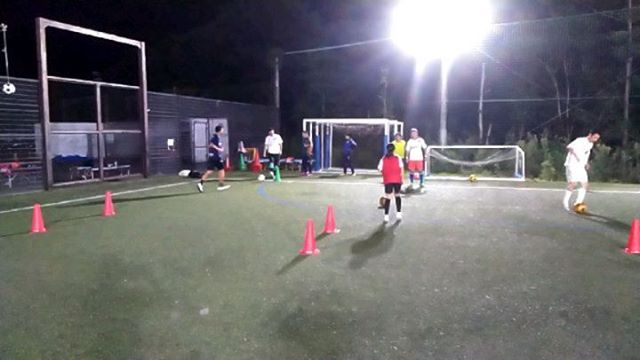 大人のサッカースクール木曜日20:00-21:30@神戸弘陵学園高校会場ボールを運ぶ技術、顔を上げながら観る力を付ける！！